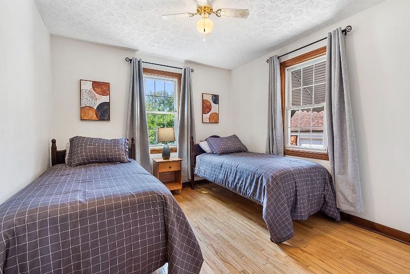 Secondary Bedroom with two twin beds
