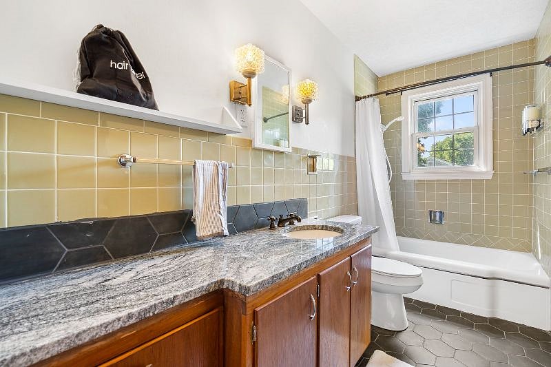 Secondary full bathroom