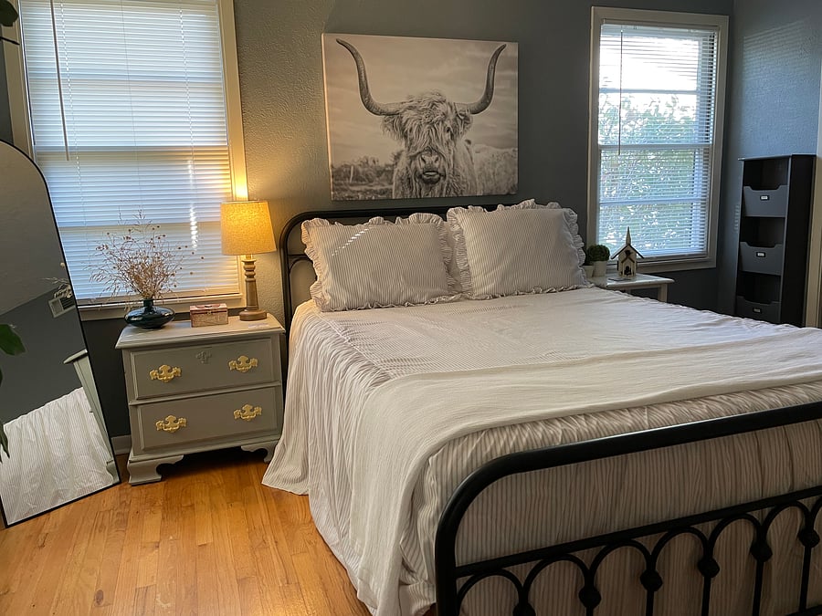 Master bedroom w/comfy queen bed