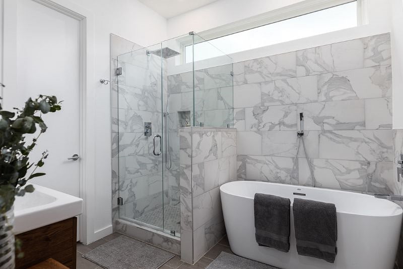 Main Bathroom w Soaking Tub & Large Shower.