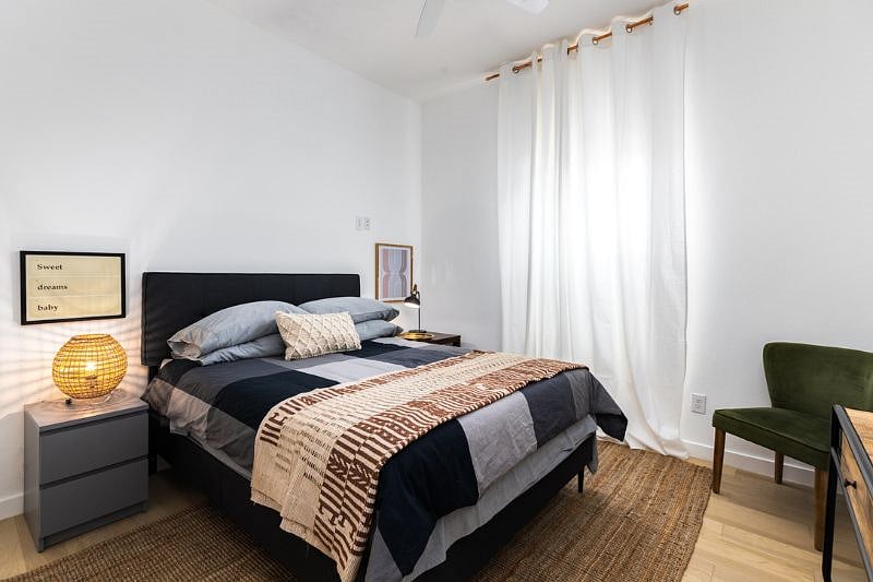 Downstairs Bedroom - Queen.
