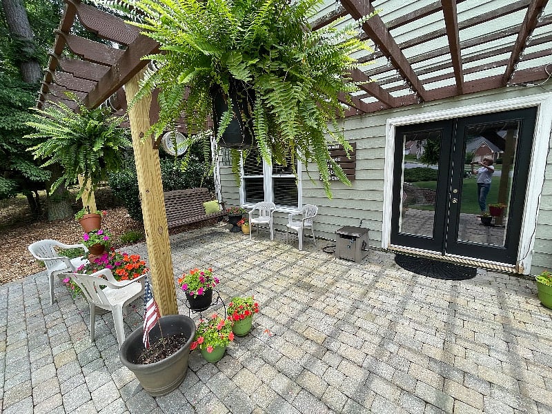 Beautiful Patio w Lights & Swing