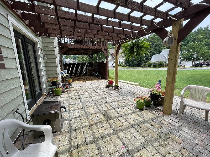 Beautiful Patio w Lights & Swing