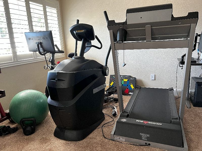 Access to Peloton, Tread Mill, Ellipse Machine, Weights, Yoga Mat, Workout ball. Very walkable neighborhood and on the Lake Washington Bike Loop (Can bike to Seatle across I-90). 
