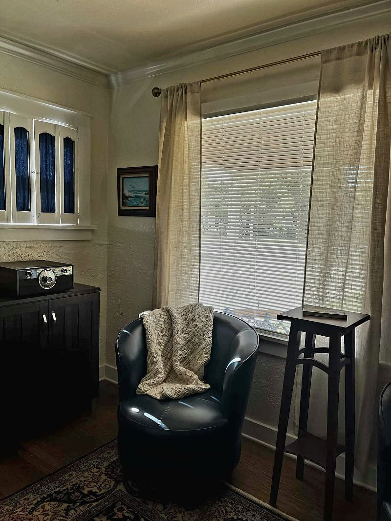 living room facing front ; faces North. 