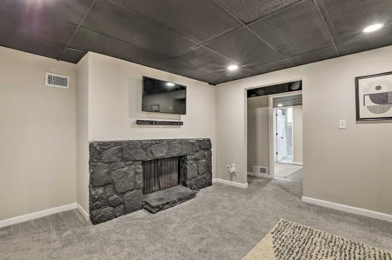 Living Room - Fireplace (decor only) Foye