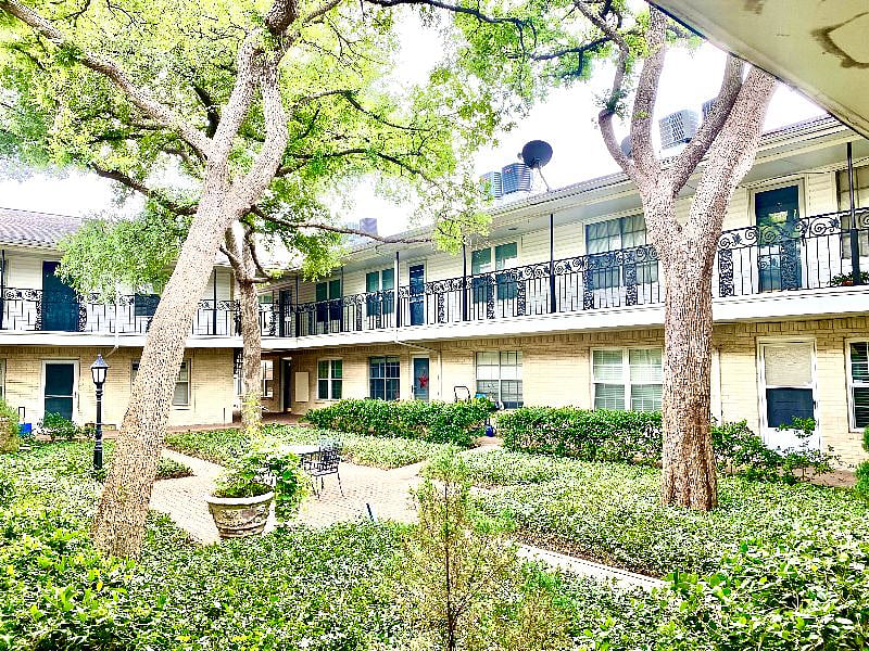 Luscious courtyard in front of the condo. Great for hanging with friends and enjoying fresh air.