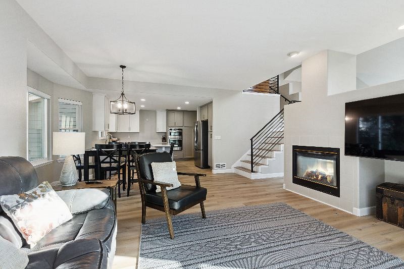 65 inch SMART TV, gas fireplace, doggie door, leather gray sofa w/ 2 reclining seats, mountain views.