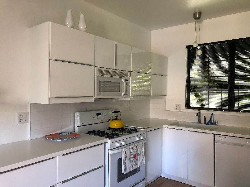 Nice, clean, well equipped kitchen.


