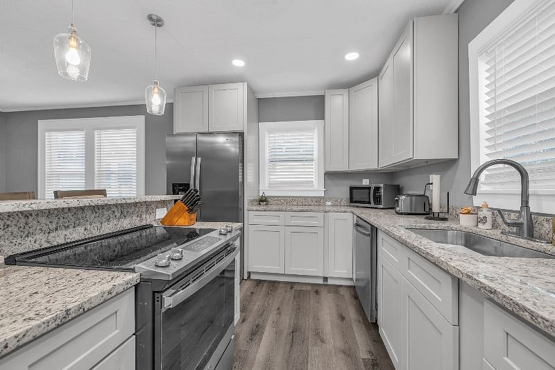 Beautifully renovated and functional kitchen - starter supplies included!