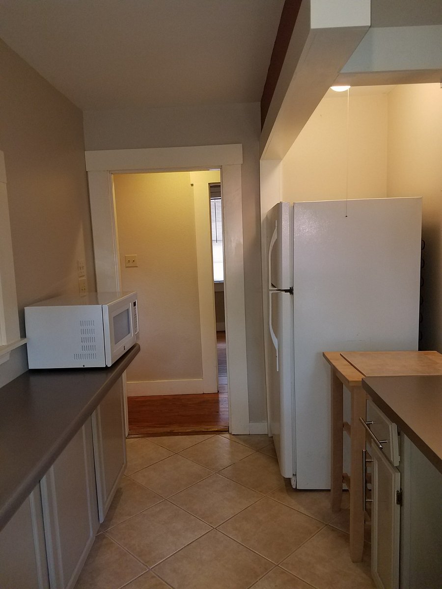 Kitchen, microwave, refrigerator, gas range (no dishwasher)
