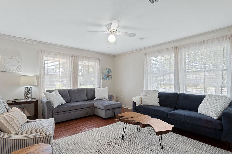 Living room with pull out sofa (for additional 5th guest). 