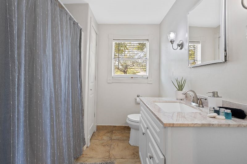 2nd bathroom with bathtub. 