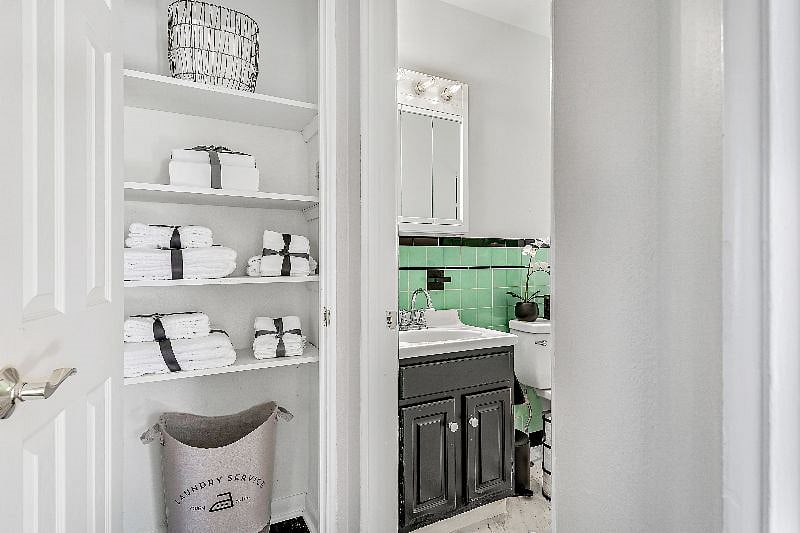 Upper Level Main Bath with Tub and Shower and Linen Closet with Extra Towels, 2nd Set of Bed Linens, and Blankets