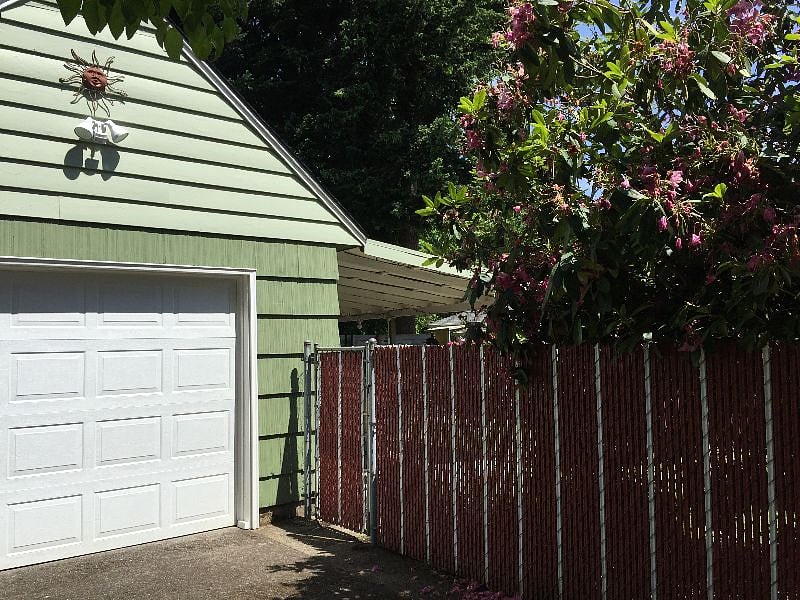 driveway to side yard