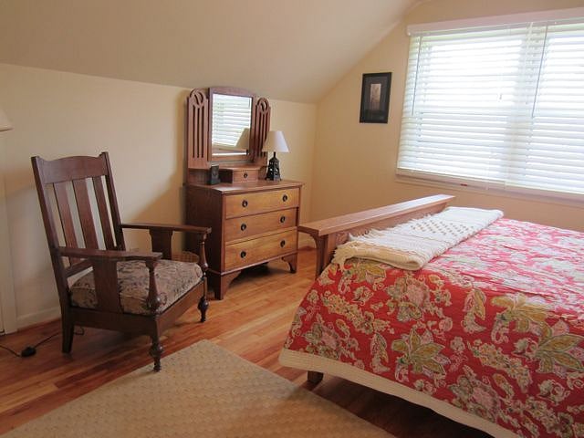 queen bedroom - second floor