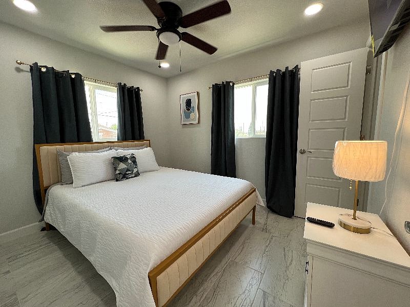 Bedroom 2: Queen Bed