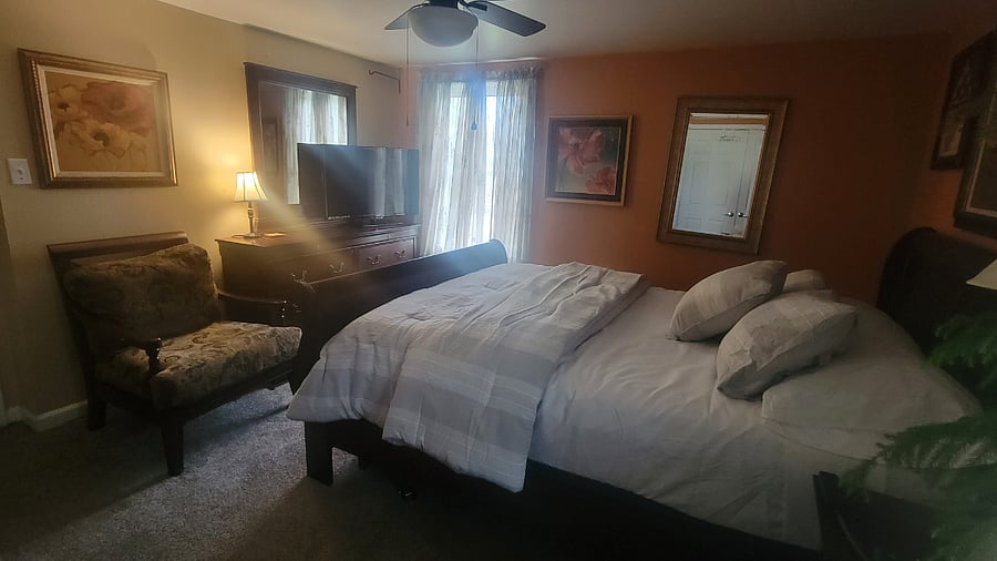 Bedroom Queensize bed