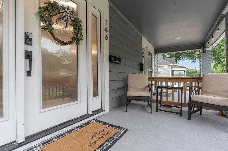 Adorable front porch!