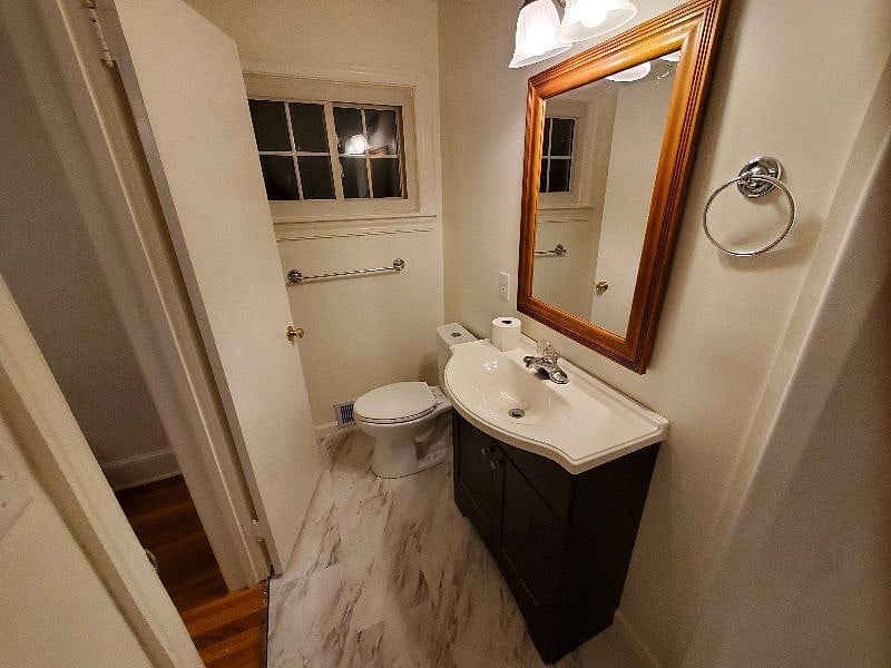 Master (east) bedroom ensuite bathroom