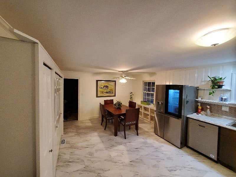 Huge, eat-in kitchen. Fridge has normal ice in the door plus a craft ice maker inside.