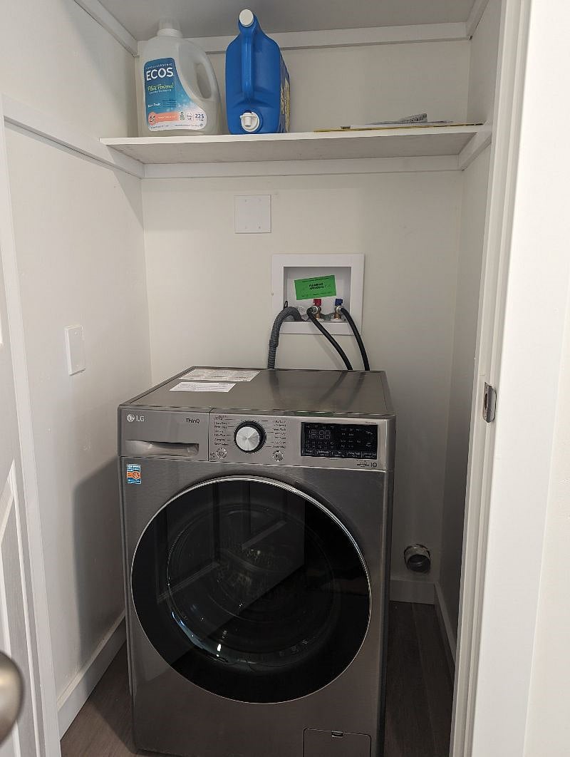 Laundry closet with Washer - Dryer