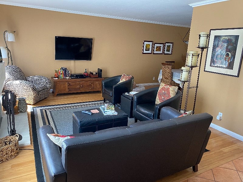 Living room with Large screen TV with cable (xfinity)