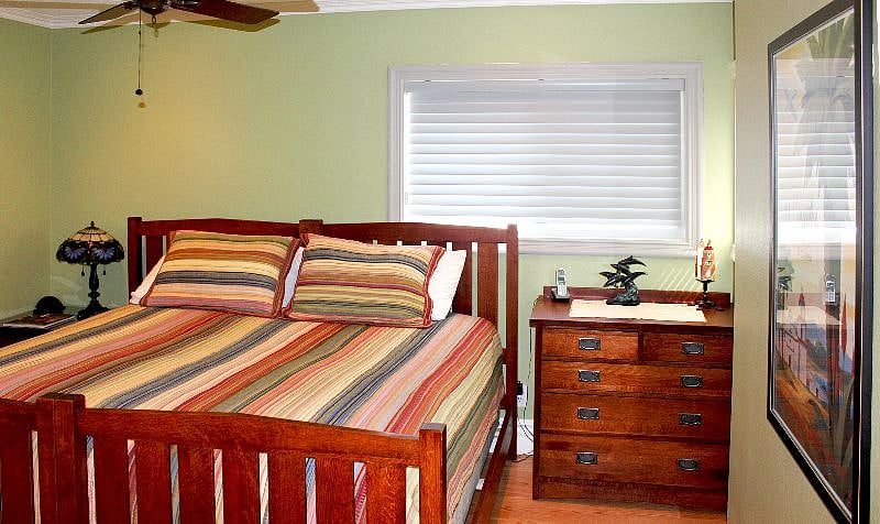 Guest King bed configuration.