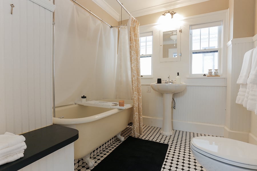 Upstairs Full Bathroom