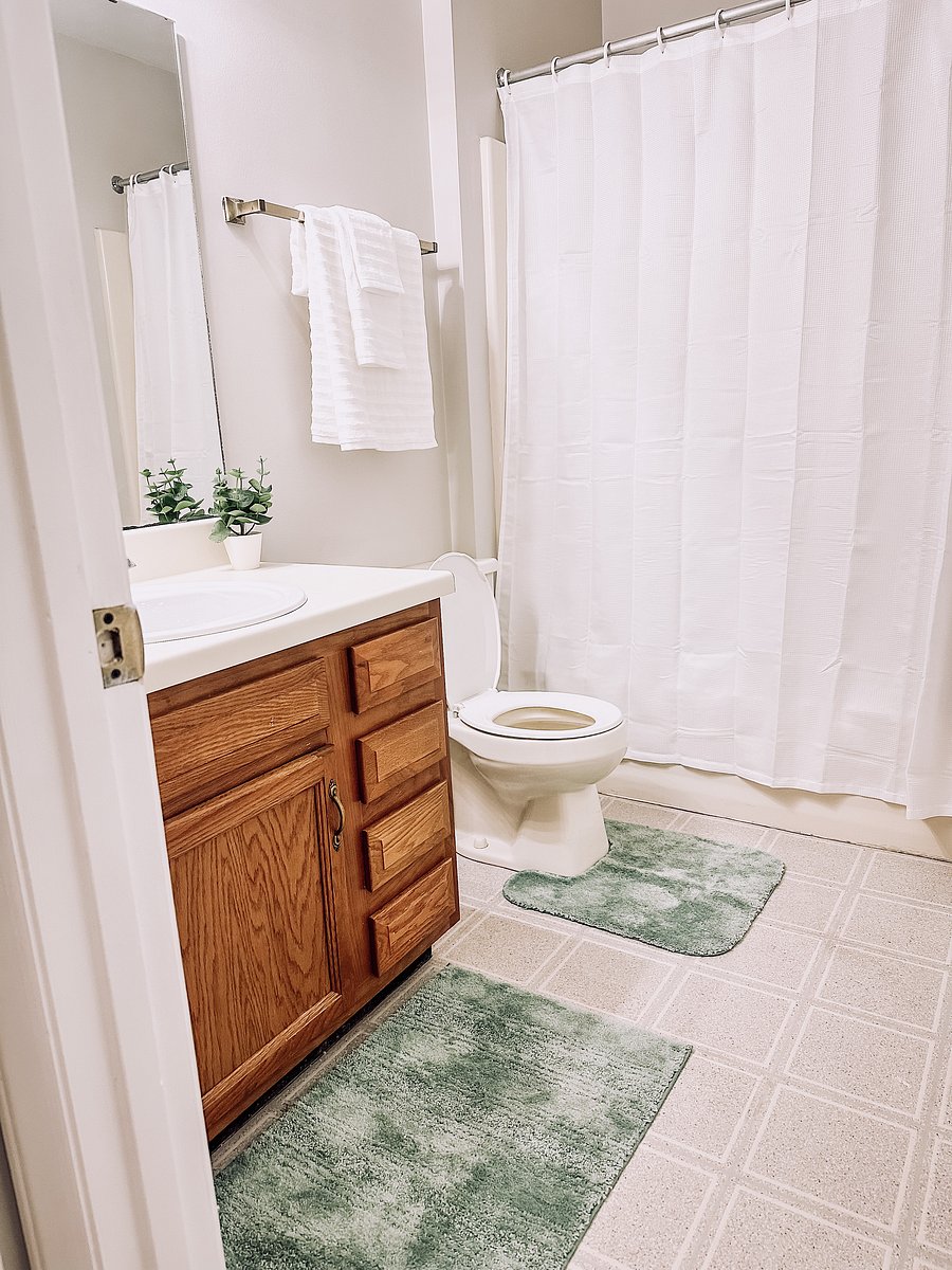 1st Floor Master Bathroom