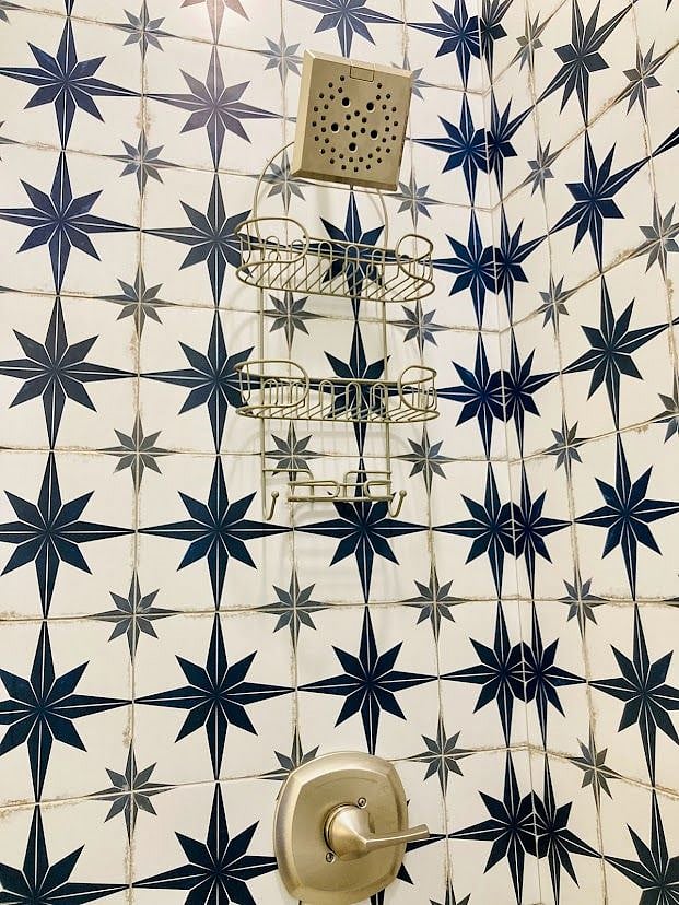 Adjustable water pressure showerhead