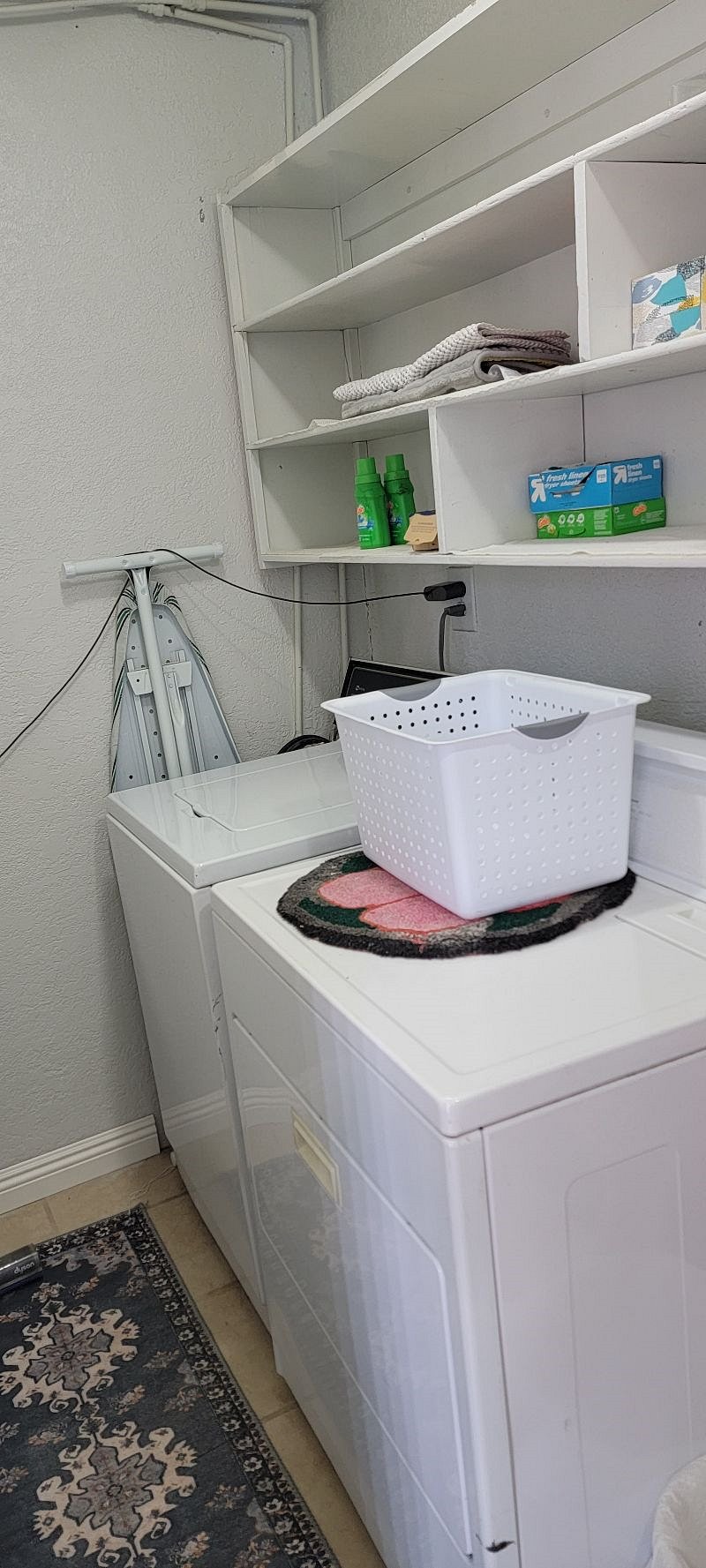 Laundry room
Washer dryer