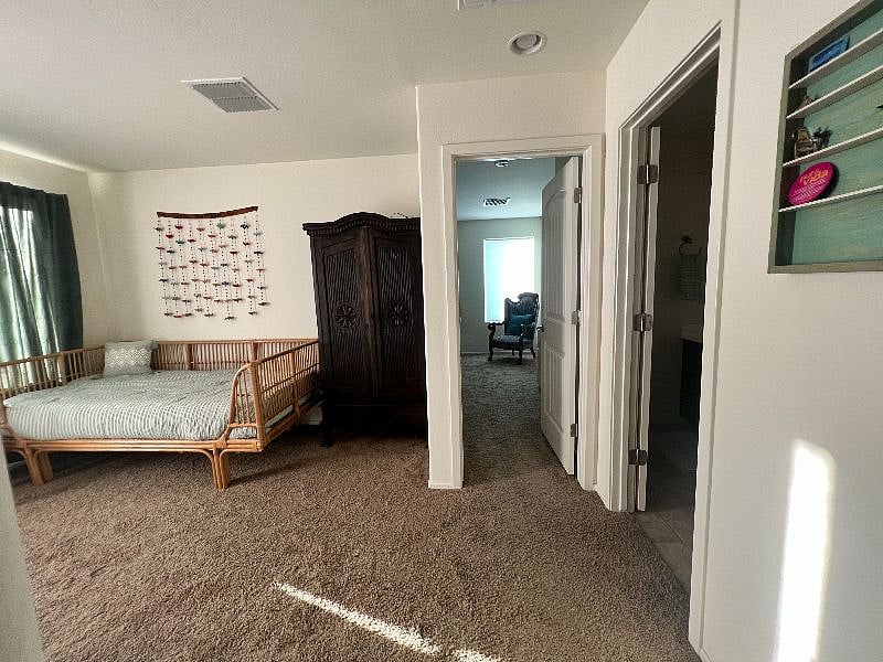 Private den as part of room rental