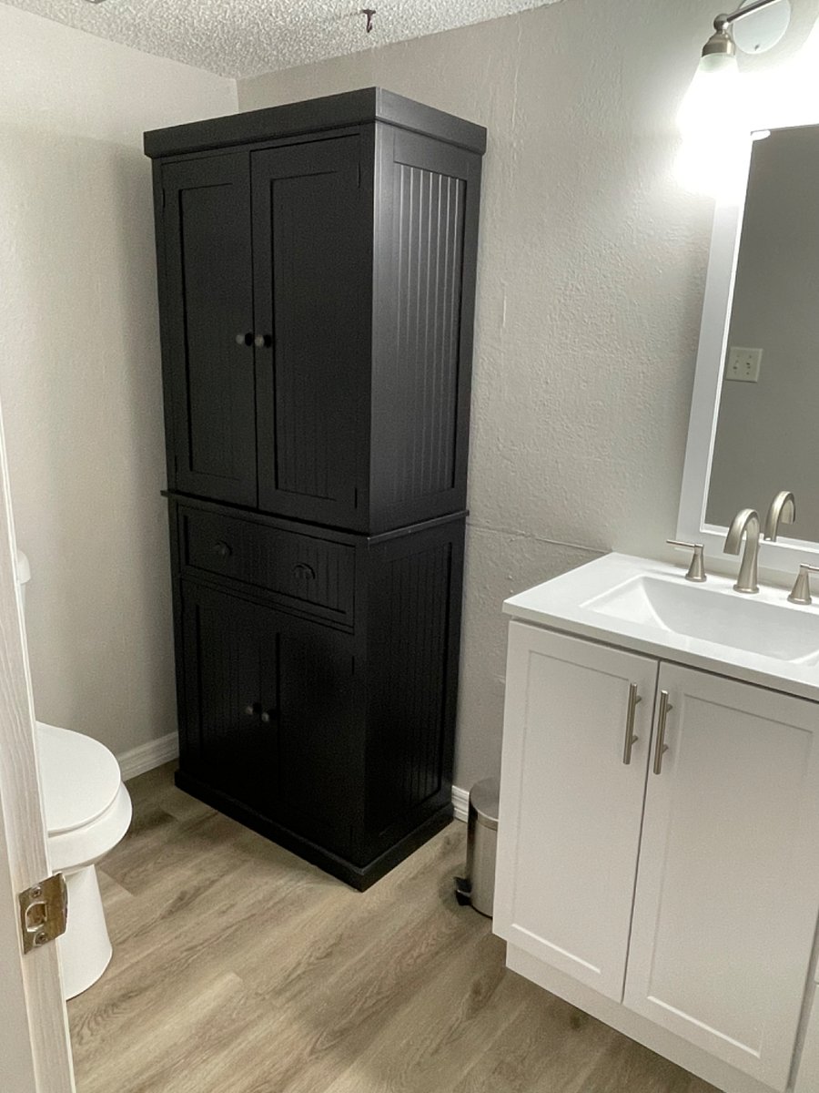 Newly remodeled half bath.