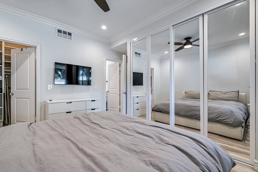 Bedroom Queen bed