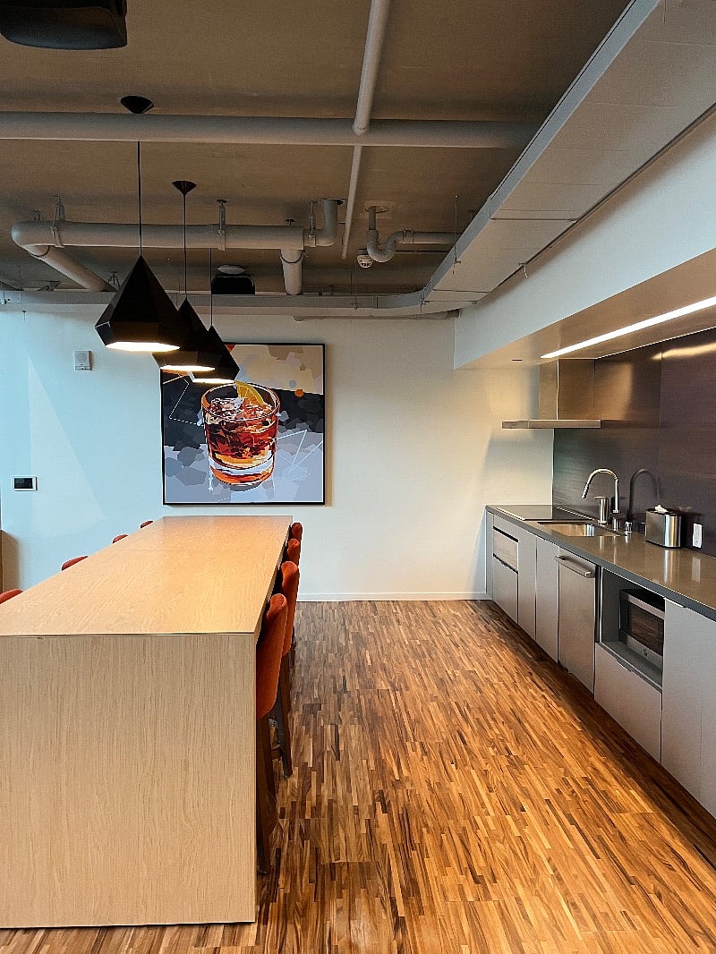 5th floor lounge, full kitchen