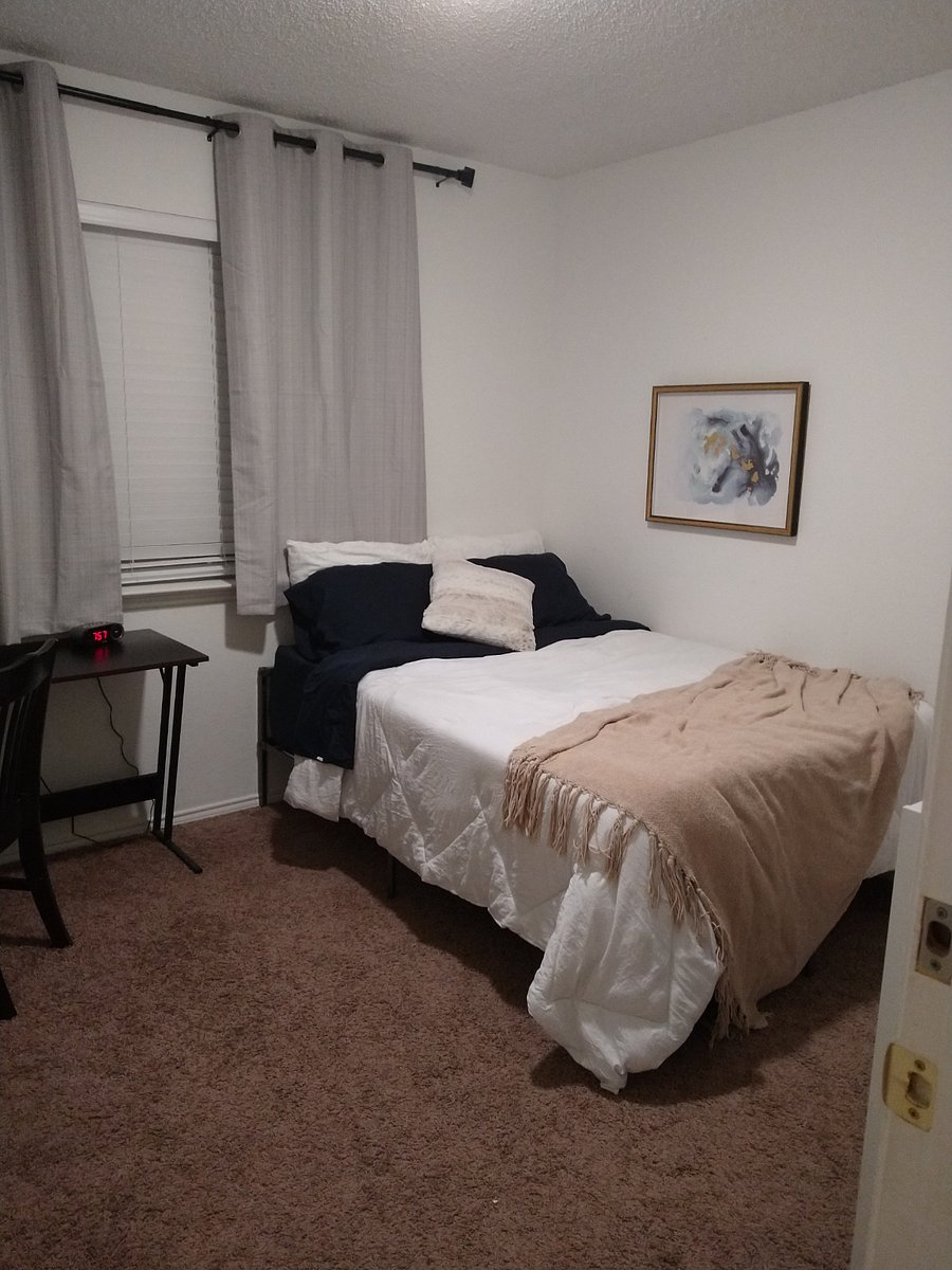 2nd bedroom, queen