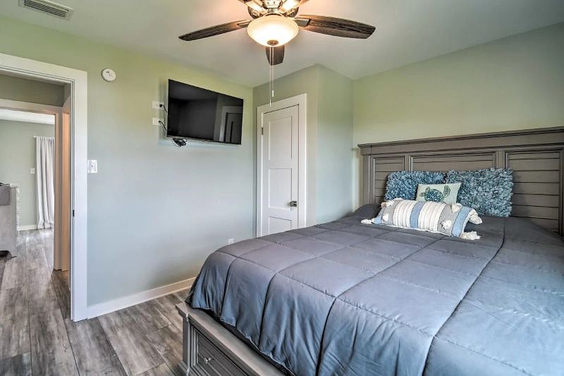Queen Bedroom