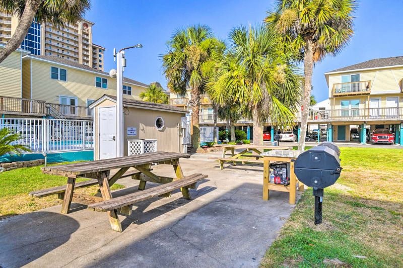 BBQ / Pool Area