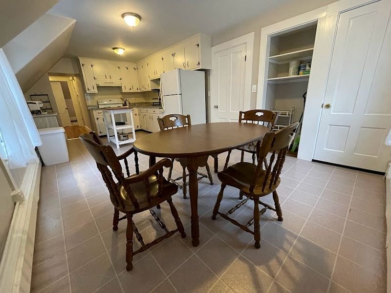 Table/chair set to eat in kitchen