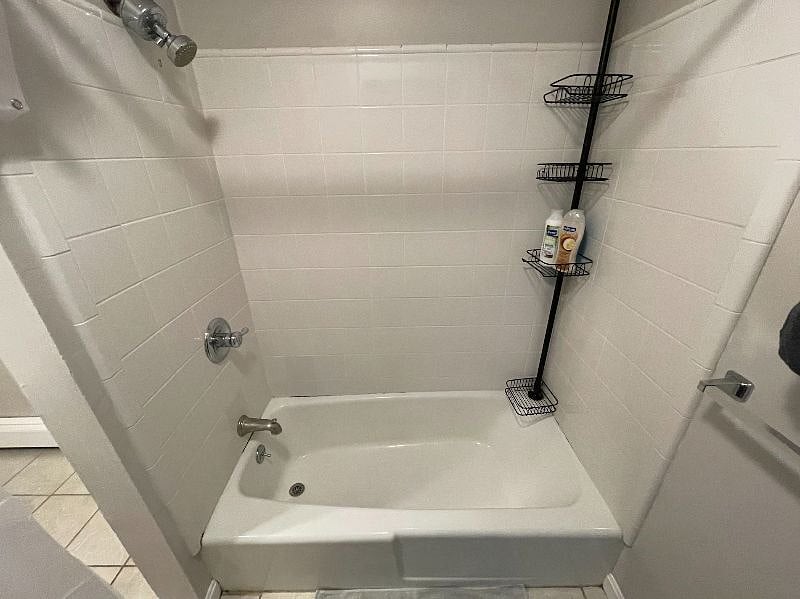 Shower/bath tub