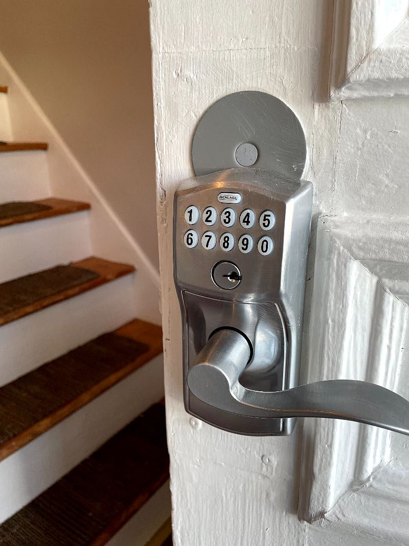 Pin code lock at front door (no key needed)
