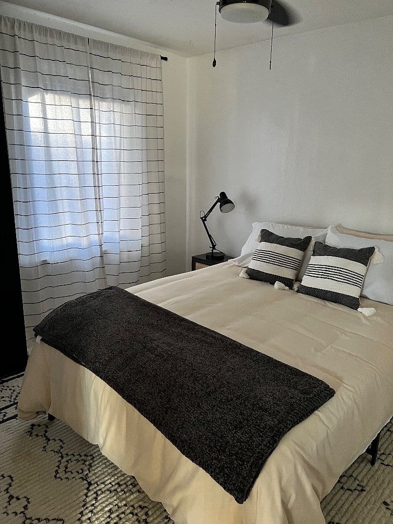 Second bedroom with queen size bed.