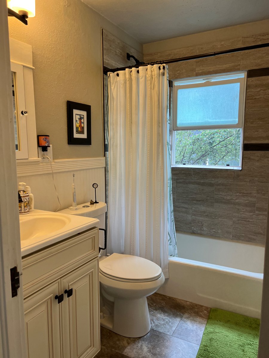 Main floor bathroom w tub & shower