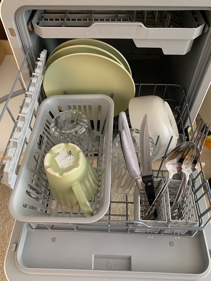 Dishwasher can hold quite a few dishes!
