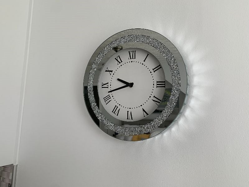 Crystal wall clock