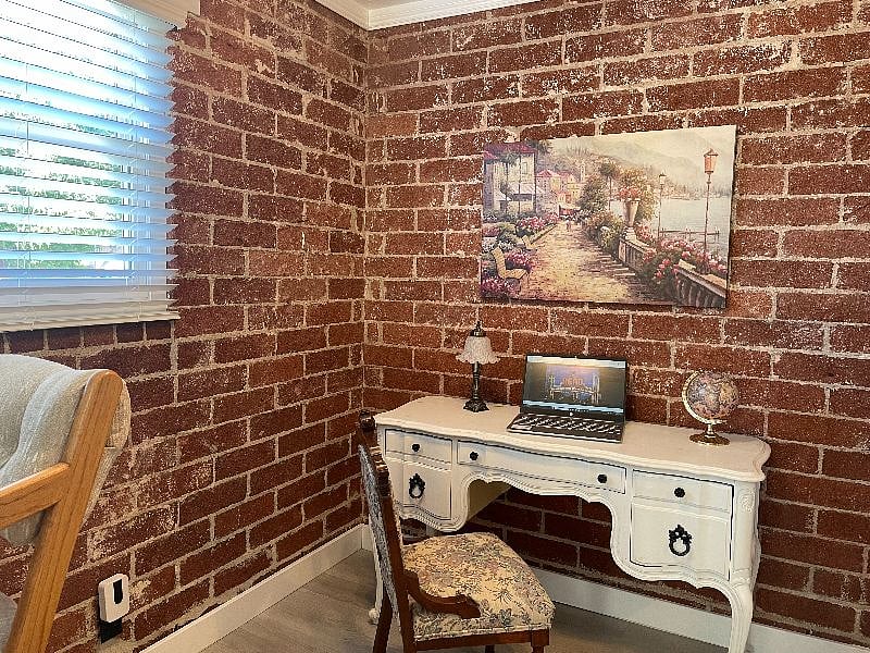 Desk area Unit 1