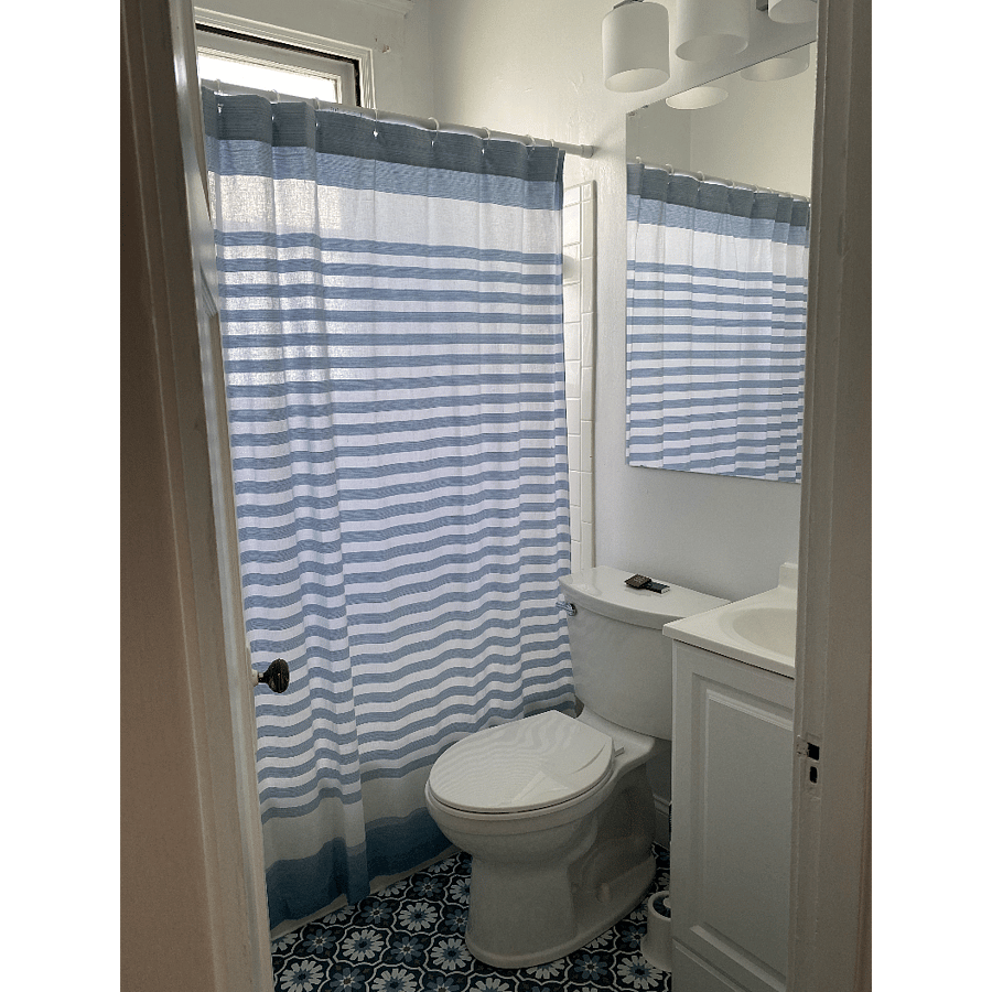 Bathroom. Plentiful, quality, towels. Full tub/shower combination.