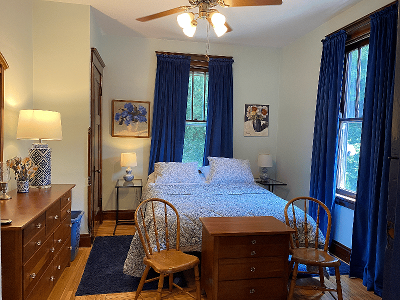 Large primary bedroom.
