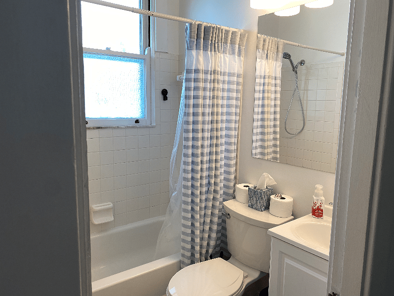 Bathtub and detachable shower head.